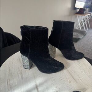 Elegant Black Velvet Heeled Boots with Glitter Heel